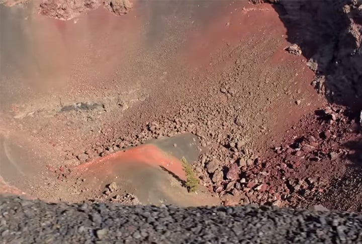 Cientistas estão abrindo na China um dos buracos mais profundos do planeta.  A perfuração está sendo feita no interior do deserto de Taklimakan, o maior da China e um dos maiores do mundo.