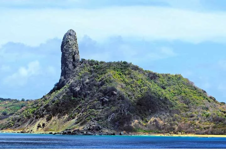 Um dos destinos paradisíacos do Brasil, a Ilha de Fernando de Noronha já foi conhecida como a “Ilha Maldita”, pois abrigou prisões ao longo da história. 