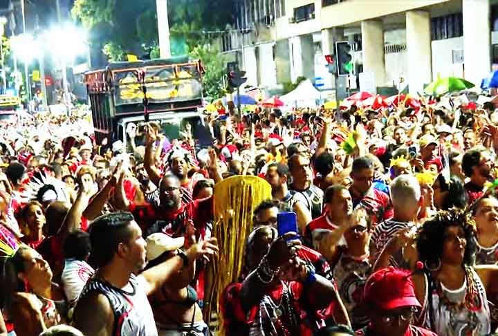 O texto também reforça que são proibidas manifestações preconceituosas e discriminatórias de qualquer natureza contra os integrantes do bloco.
