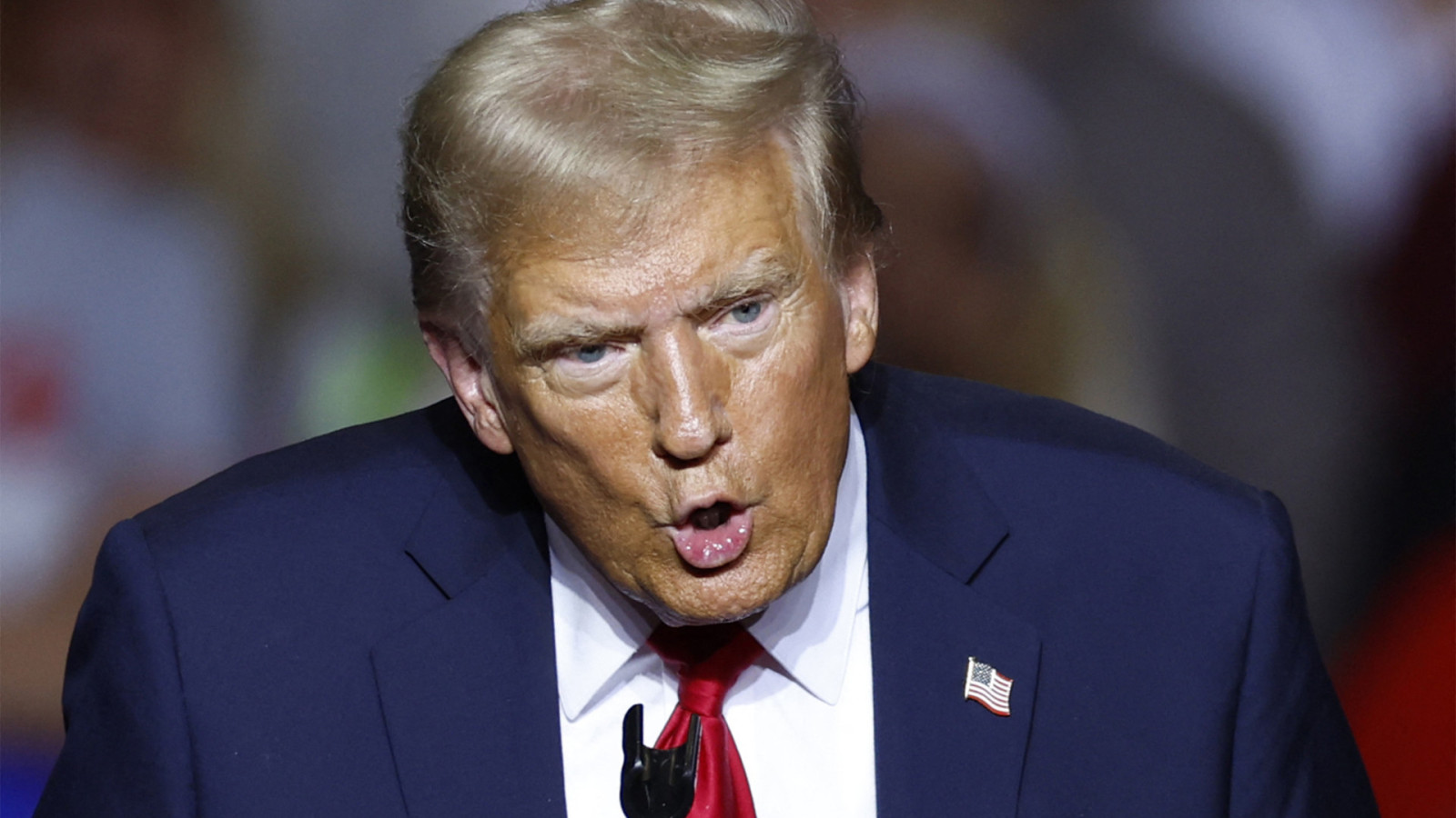 Donald Trump afirmou que medida visa proteger indústria nacional (Foto: KAMIL KRZACZYNSKI / AFP)