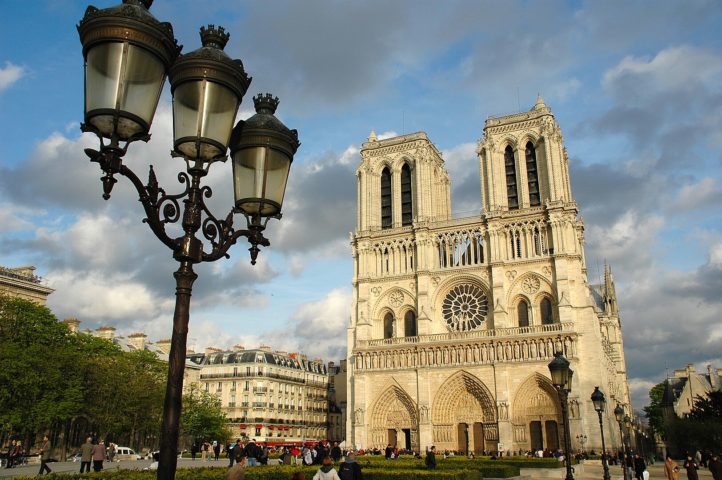 Catedral de Notre Dame: Um dos cartões postais de Paris, na França. Começou a ser construída em 1163, às margens do Rio Sena. A catedral se tornou um símbolo da ascensão da França desde a Idade Média e serviu de cenário para a obra O Corcunda de Notre Dame.