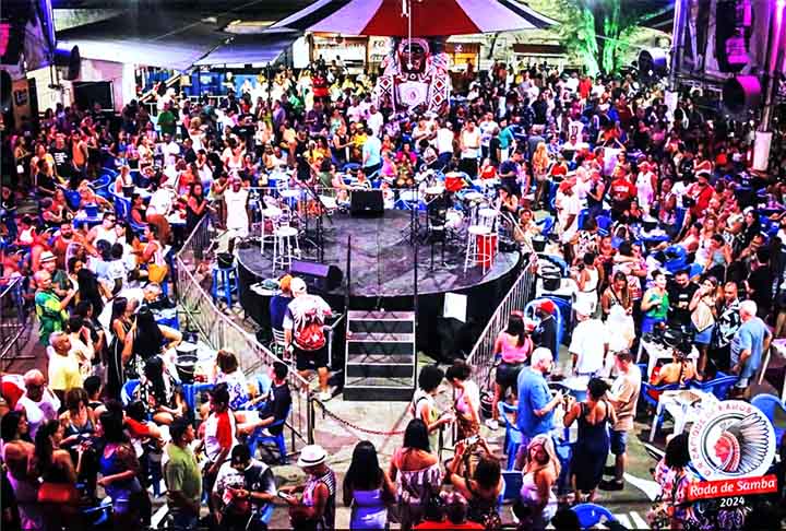 Integrantes do Fundo de Quintal introduziram instrumentos que deram uma estética nova para as rodas de samba a partir do Cacique de Ramos.

