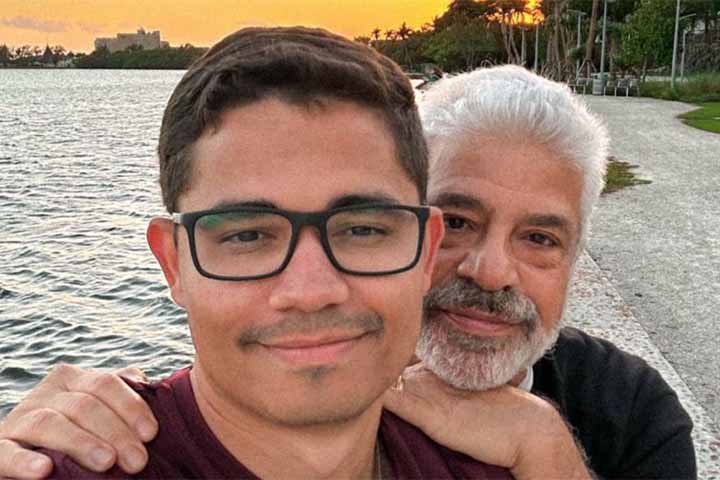 Lulu Santos, 71, e Clebson Teixeira, 32 - O popular cantor é casado desde 2019 com o administrador que cuida de sua empresa.
