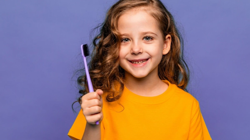 A saúde bucal das crianças também merece atenção (Imagem: Irina Mikhailichenko | Shutterstock) 