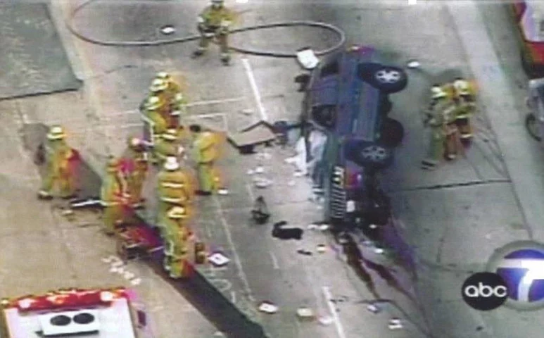 Jennifer morreu num acidente (foto). Ela dirigia sob efeito de álcool e cocaína, após festa na casa de Marilyn Manson. 