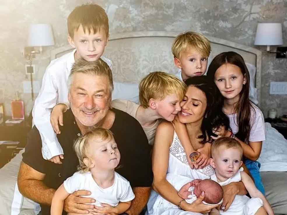 Alec Baldwin, 66, e Hilaria Thomas, 40 - O ator americano e a empresária são casados há 12 anos. Eles têm sete filhos e anunciaram um reality show para mostrar o cotidiano da família. 
