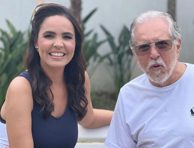 Carlos Alberto Nóbrega, 88, e Renata Domingues de Nóbrega, 48 - O humorista e apresentador é casado com a médica desde 2018.
