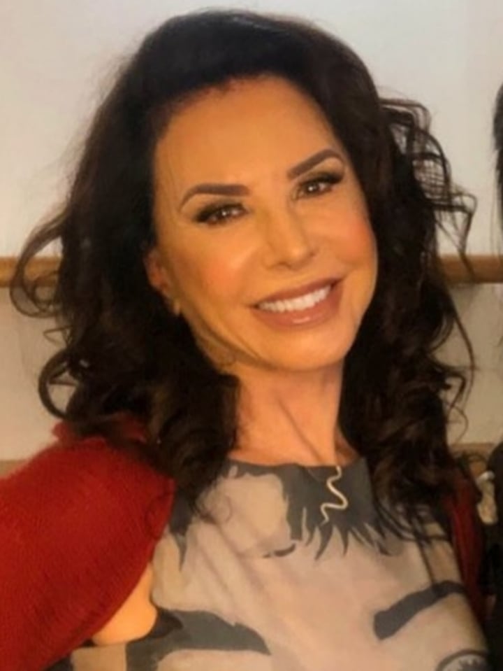 A atriz Claudia Alencar, de 72 anos, está namorando o advogado Maurício Ferreira, 26 anos mais novo que ela. No fim de setembro, o casal foi fotografado deixando um bar no bairro do Leblon, Zona Sul do Rio de Janeiro. 

