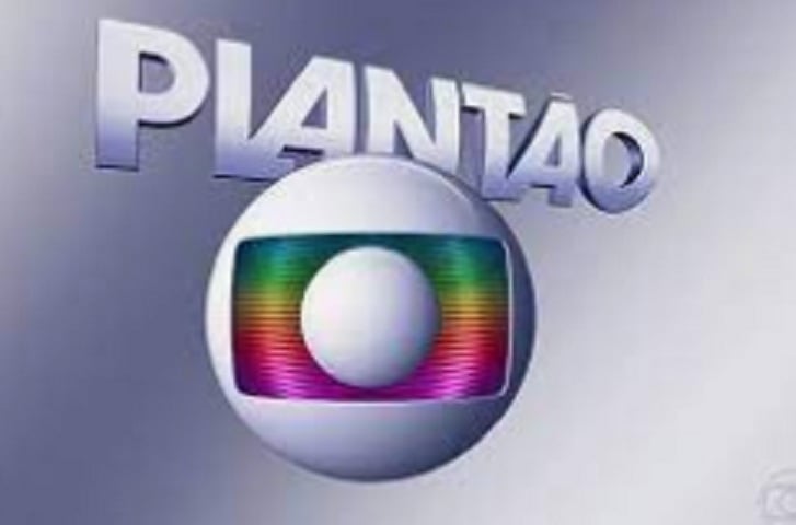 A vinheta do Plantão da Globo, portanto, é um sinal de que algo muito importante a nível nacional ou mundial precisa ser noticiado com rapidez. Desde 1991, ele faz parte do jornalismo no país. Relembre momentos marcantes em que o público recebeu notícias que atraíram a atenção e mantiveram o público diante das imagens da TV. 