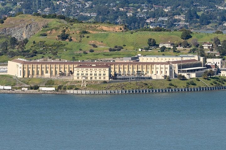 San Quentin State Prison (San Quentin, Califórnia): Fundada em 1852, é a penitenciária estadual mais antiga da Califórnia, conhecida principalmente por seu corredor da morte — a prática foi suspensa em 2006.