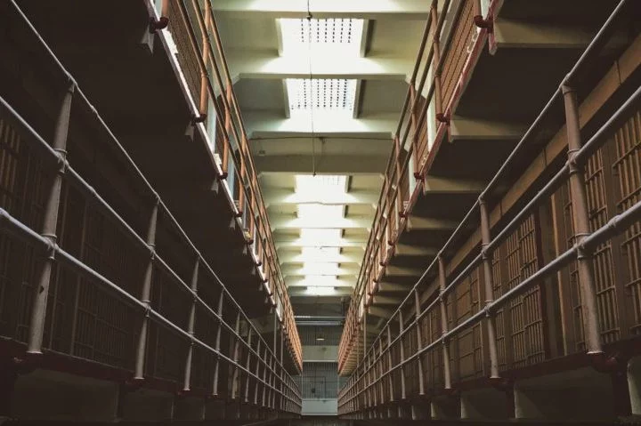 Embora tenha um nível ligeiramente menor de segurança do que a ADX Florence, a USP Florence High é igualmente rígida, projetada para abrigar prisioneiros de alta periculosidade.