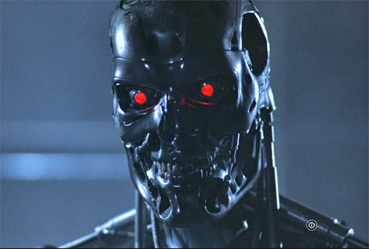 No filme original, lançado em 1984, T-800 ficou conhecido por ser um assassino cibernético enviado do futuro para eliminar alvos específicos.