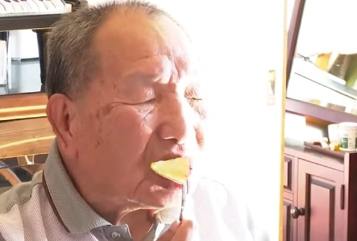 Libertado, ele permaneceu em prisão domiciliar devido à sua saúde debilitada e ao baixo risco de fuga em função da idade avançada.