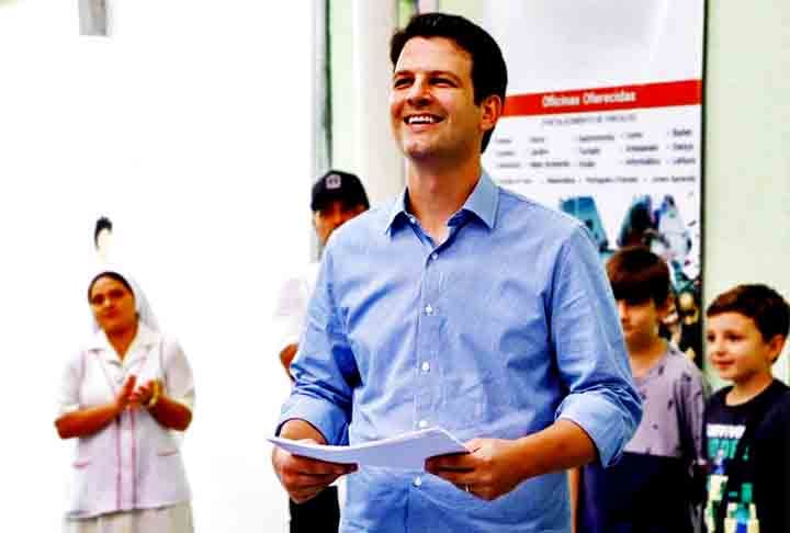 Curitiba (Paraná): Eduardo Pimentel (PSD) foi eleito, no segundo turno, De acordo com o TSE, Pimentel, de 40 anos, obteve 57,64% dos votos e Cristina Graeml 42,36%. Ele já foi vice-prefeito e ocupou os cargos de Secretário de Estado das Cidades e Secretário Municipal de Obras.