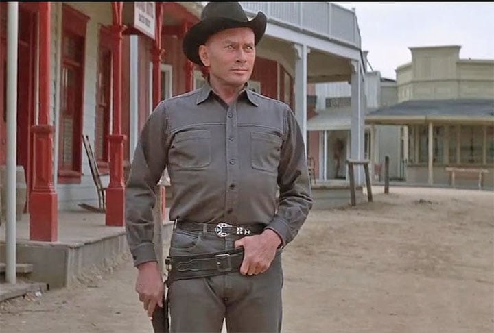 As coisas começam a ficar estranhas quando um grupo de robôs começa a falhar e se rebelar contra os turistas.