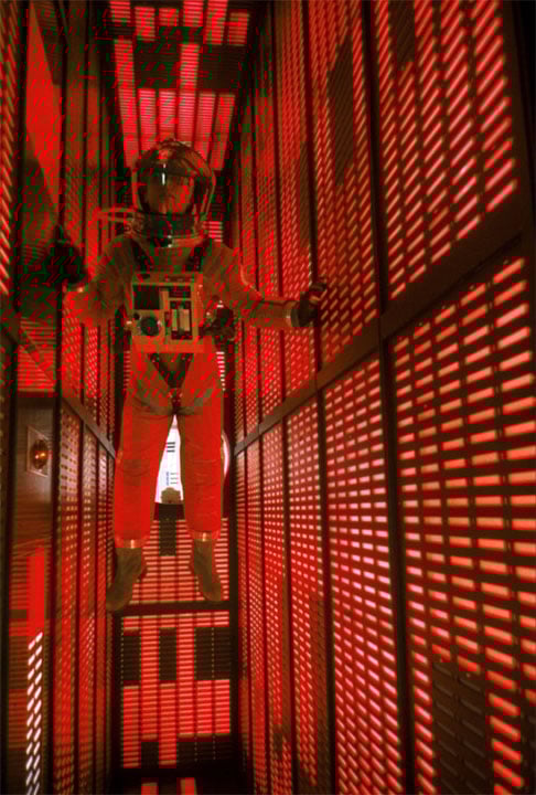 O robô, que inicialmente fica marcado por sua voz suave e tranquila, à medida que a história avança começa a tomar decisões independentes que ameaçam a segurança da tripulação.