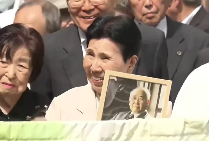 O homem havia sido condenado pelo assassinato a facadas do próprio chefe, da esposa e dos dois filhos do casal. Os corpos foram encontrados após um incêndio. 