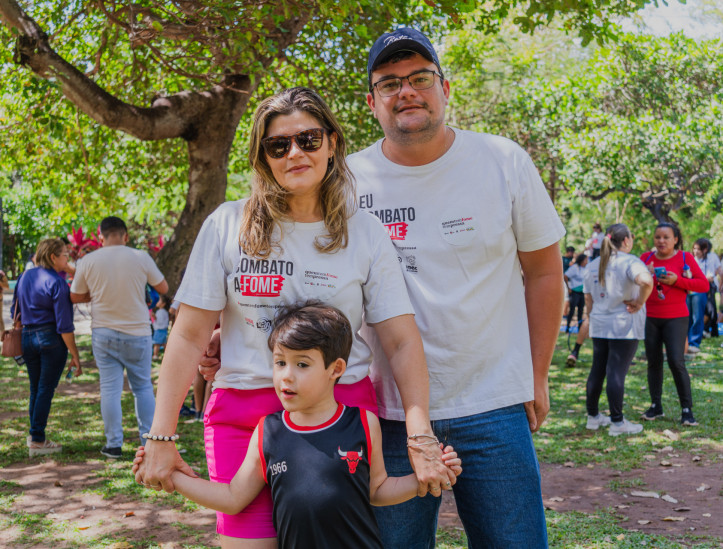 FORTALEZA-CE, BRASIL, 09-11-2024: Evento do Natal Sem Fome, no Parque Adahil Barreto, com atividades ao ar livre, oficinas e recebimento de alimentos doados. Viviane Bezerra, 43, analista do Instituto Nordeste Cidadania (Inec) e colaboradora no Natal Sem Fome 2024. (Foto: Fernanda Barros/ O Povo)