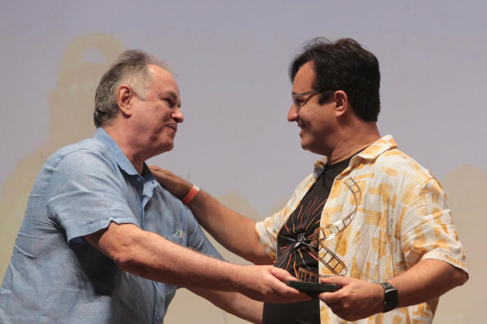 Custódio Almeida, reitor da UFC, recebeu Troféu Eusélio Oliveira como homenagem aos 70 anos da universidade