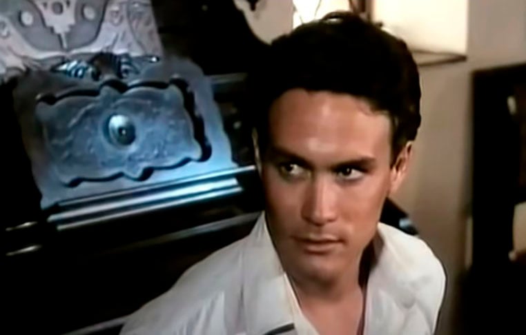 Brandon Lee - Filho do lendário Bruce Lee, o ator americano morreu em 1993, aos 28 anos, no set de gravação do filme O Corvo, atingido por um tiro acidental. Uma bala de verdade estava na arma usada pelo ator Michael Massee.