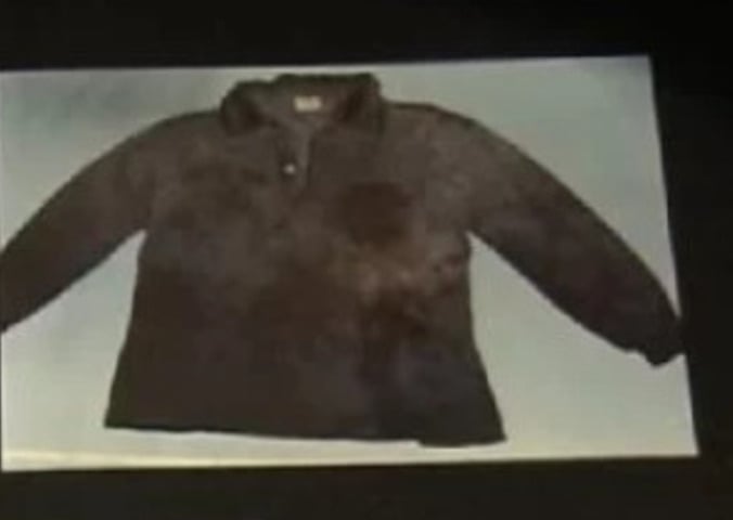 Um elemento crucial para a absolvição de Hakamada foi a descoberta de cinco peças de roupas com manchas, que os investigadores alegaram ter sido usadas por ele durante o crime. Escondidas em um tanque de pasta de soja fermentada, essas roupas só foram achadas mais de um ano após sua prisão.