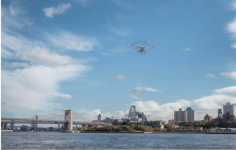 Com capacidade para apenas um passageiro e o piloto, atinge a velocidade de 110 km/h e tem autonomia de 35 quilômetros.