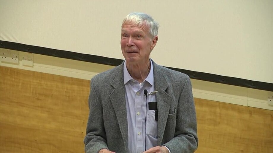 Em uma conferência na Universidade de Nova Jersey, Hinton alertou para a necessidade de conhecer melhor a nova tecnologia e evitar uma perda de controle sobre ela. “Muito, muito preocupante”, foi assim que definiu a falta de compreensão sobre o funcionamento da IA. 

