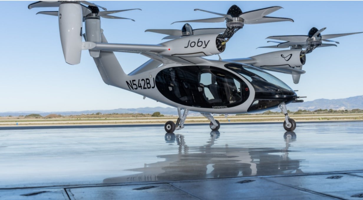 A Joby Aviation, mesma empresa que tem parceria com a Toyota no Japão, tem a meta de começar operações comerciais com carros voadores em 2025.
