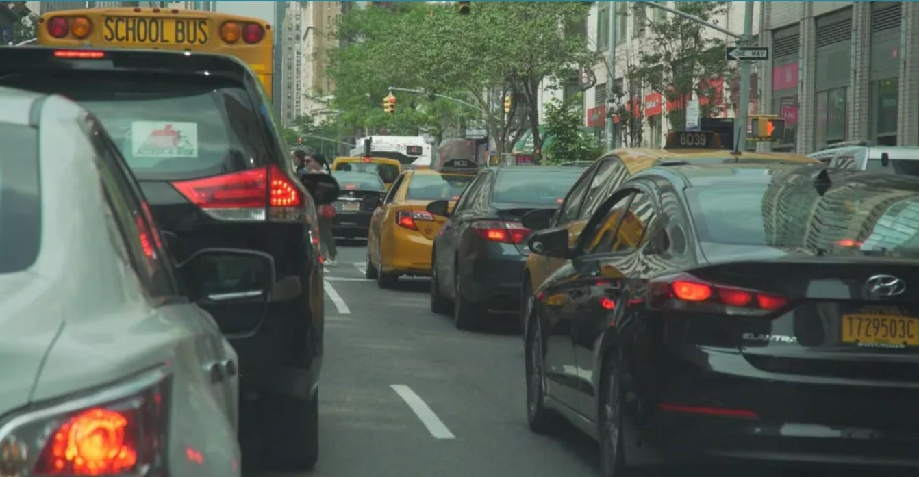 O mesmo percurso pode demandar até uma hora de carro em momentos de pico de trânsito.