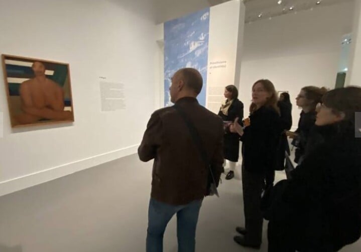Em 1926, em Paris, a artista brasileira realizou sua primeira mostra individual no exterior, o que a revelou para o público europeu.

