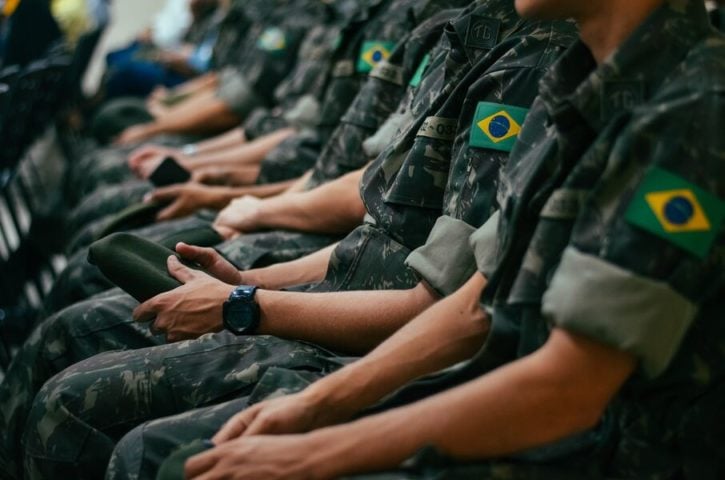 As Forças Armadas brasileiras são compostas pelo Exército, Marinha e Aeronáutica. Focam em missões de paz e segurança interna, com destaque para a Amazônia. O Brasil busca modernização e integração regional em questões de defesa e segurança. A posição é 12º, com 0.1944.