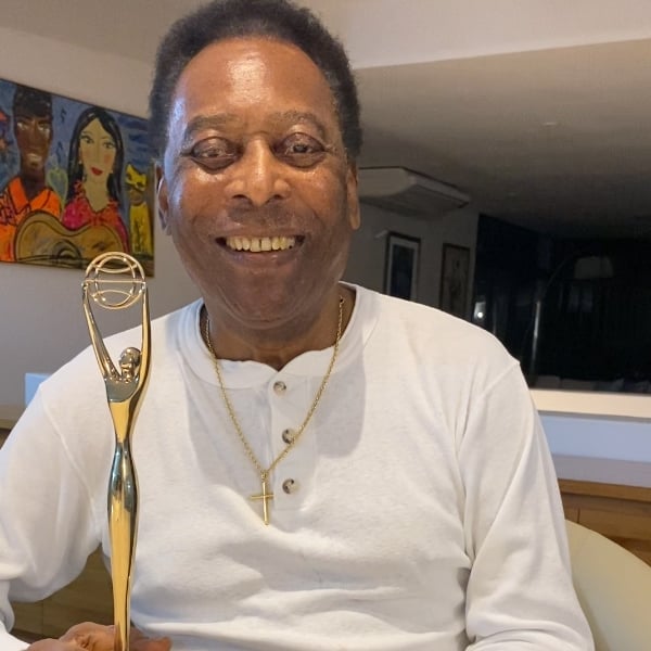 Pelé foi tão importante que era KBE. E apenas 16 jogadores de futebol receberam essa honraria. Pelé era o único não nascido no Reino Unido.  Na prática, ele podia assinar Pelé, KBE