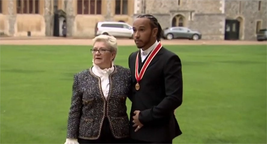 Mas o piloto Lewis Hamilton, que era um MBE, virou  Sir. Há um artifício. Ele pode receber o título de Knight Bachelor (cavaleiro celibatário, uma premiação que vem da idade média). E assim, finalmente usar o Sir. Foi o caso de Elton John e Paul McCartney, por exemplo. É também o caso de Hamilton. 