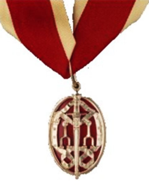 Diferentemente de Pelé (Pelé, KBE) ele assina Lewis Hamilton, King Bachelor. E  a medalha que ele ganhou é esta aí. 