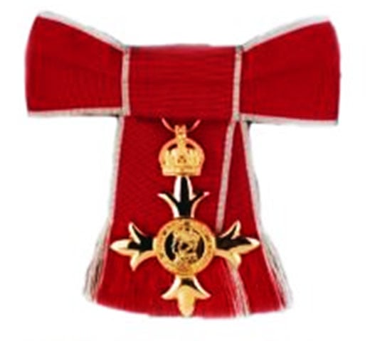 Quer confundir mais? Quem ganha o título de Comandante da Ordem (CBE), Oficial da Ordem (na foto) ou Membro da Ordem (MBE), não pode virar cavaleiro da Ordem. E, assim, oficialmente nunca seria Sir. 