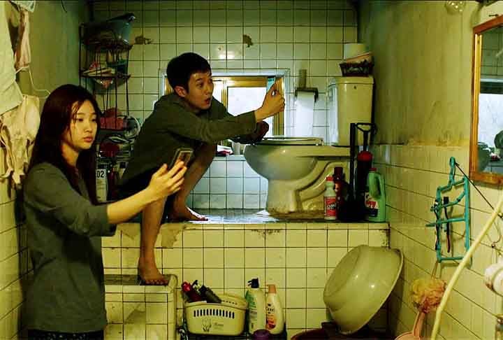 Parasita (2019): eis o primeiro filme vencedor do Oscar de melhor filme (em 2020) da lista. Dirigido por Bong Joon-ho, é um drama sul-coreano que segue a família Kim, que luta para melhorar sua situação financeira. Quando eles se infiltram na rica família Park, assumindo empregos como empregados, começam a explorar e manipular a situação para seu próprio benefício. O filme mistura comédia, drama e suspense para oferecer uma crítica social perspicaz sobre a desigualdade de classe e as complexidad