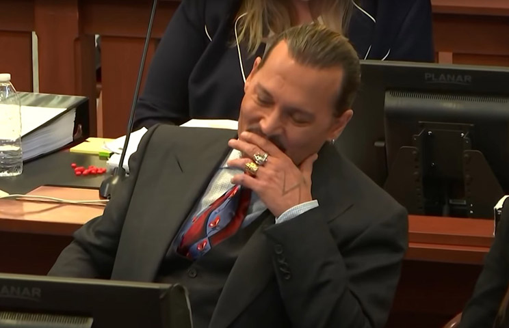 Amber disse que Depp urinou no saguão da casa  com seu órgão genital para fora. O guarda-costas de Depp, chamado para testemunhar, disse: Se eu tivesse visto a genitália do Sr. Depp, com certeza me lembraria, causando risos no tribunal. Até Depp riu. 