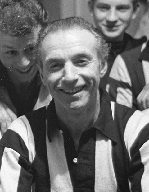 SIR STANLEY MATTHEWS (morreu em 2000, aos 85 anos) -  Um grande ídolo do futebol britânico. Encerrou a carreira aos 50 anos (isso nos anos 60, quando um jogador normalmente parava com 30). Defendeu a seleção inglesa por 23 anos. Ídolo máximo do Stoke City e do Blackpool.  Condecorado Sir em 1965.