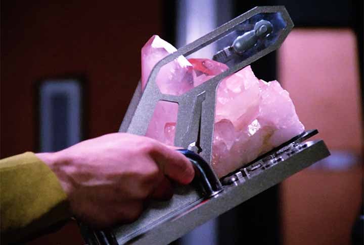 Dilithium (Star Trek) – Um mineral fictício usado nos reatores das naves estelares para viabilizar o uso de dobra espacial.