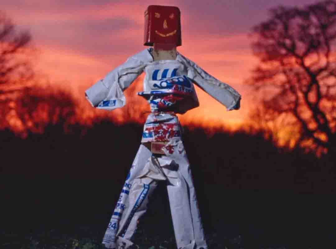 “Um aspecto significativo da evolução dos espantalhos é o uso de recipientes de plástico, juntamente com outros materiais modernos, como máscaras e roupas industriais”, afirmou o fotógrafo à imprensa britânica. Confira a seguir mais algumas imagens curiosas.

