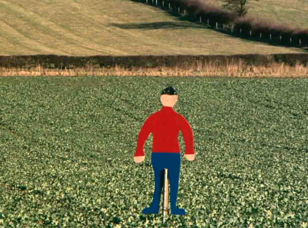 A tradicao de colocar  espantalhos em plantações surpreende quando percebemos a grande diversidade de estilos e formas. Alguns com rostos expressivos e bravos, outros com características abstratas. 

