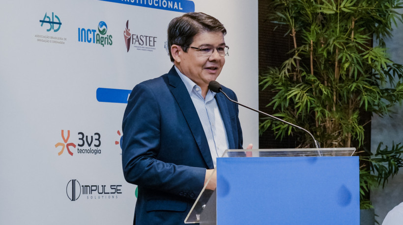  O acordo foi assinado na sede da SDE com a participação do titular da pasta, Domingos Filho e Francisco Magalhães
(Foto: Fernanda Barros/ O Povo)