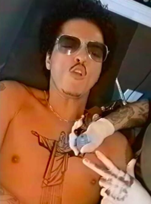 Em um vídeo publicado nas redes sociais, Mars exibiu a nova tatoo e ainda cantou um funk (Bonde do Brunão) em português.