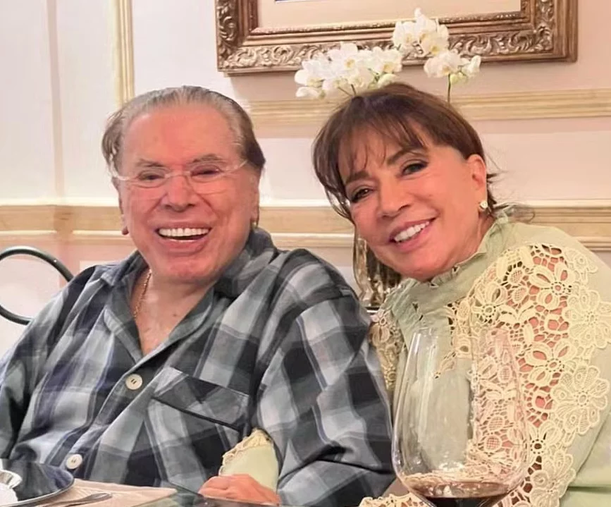 Mais tarde, os pais de Iris se opuseram ao casamento da filha com Silvio Santos. Além de muito mais velho, divorciado e com filhas do primeiro casamento, ele era muito famoso. Mas o romance acabou evoluindo. 