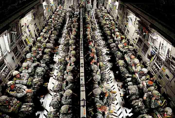 A aeronave tem como função primária o transporte de cargas e tropas, mas também serve a outros propósitos, como o lançamento de paraquedistas.
