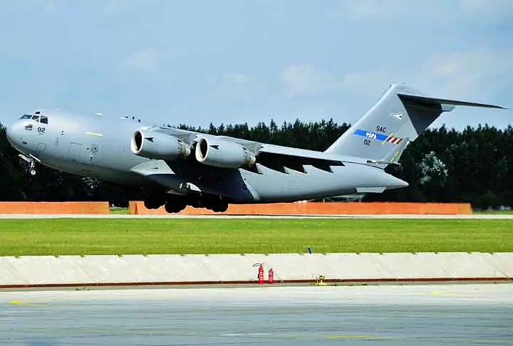 O Boeing C-17 GlobeMaster III foi desenvolvido nos anos 1980 pela fabricante McDonnell Douglas para a Força Aérea dos Estados Unidos.
