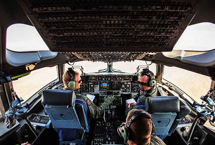 O avião cargueiro da Força Aérea americana é operado por tripulação de três pessoas: comandante, copiloto e operador de carga. 
