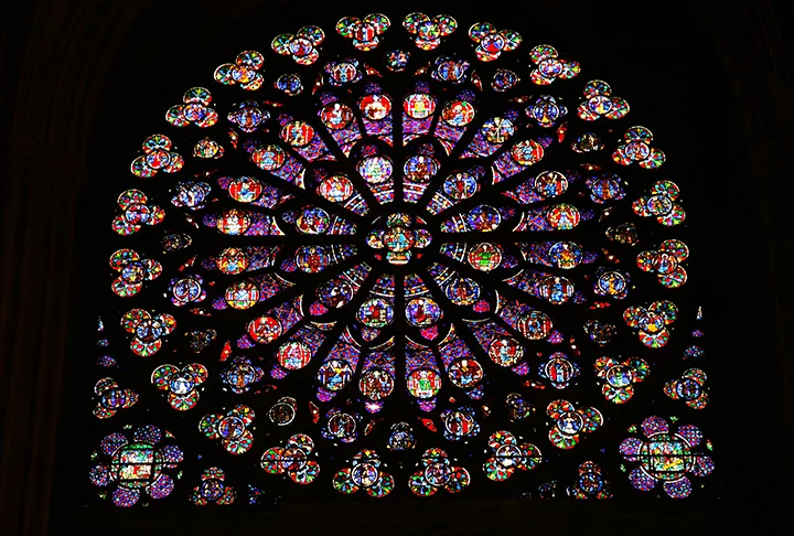 Catedral de Notredame (Paris, França) - Construída entre 1163 e 1345, é um dos símbolos de Paris, Patrimônio Mundial da Humanidade. Os principais vitrais têm o estilo chamado de “rosa”, porque são arredondados e divididos em vários segmentos. Foram construídos em 1270 