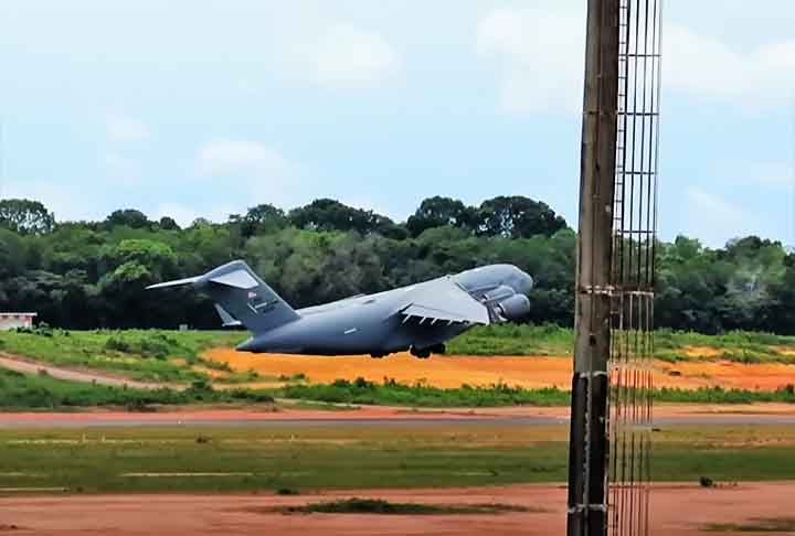 O Aeroporto Internacional Eduardo Gomes, em Manaus (AM), tem recebido nos últimos dias imponentes aeronaves da Força Aérea dos Estados Unidos.
