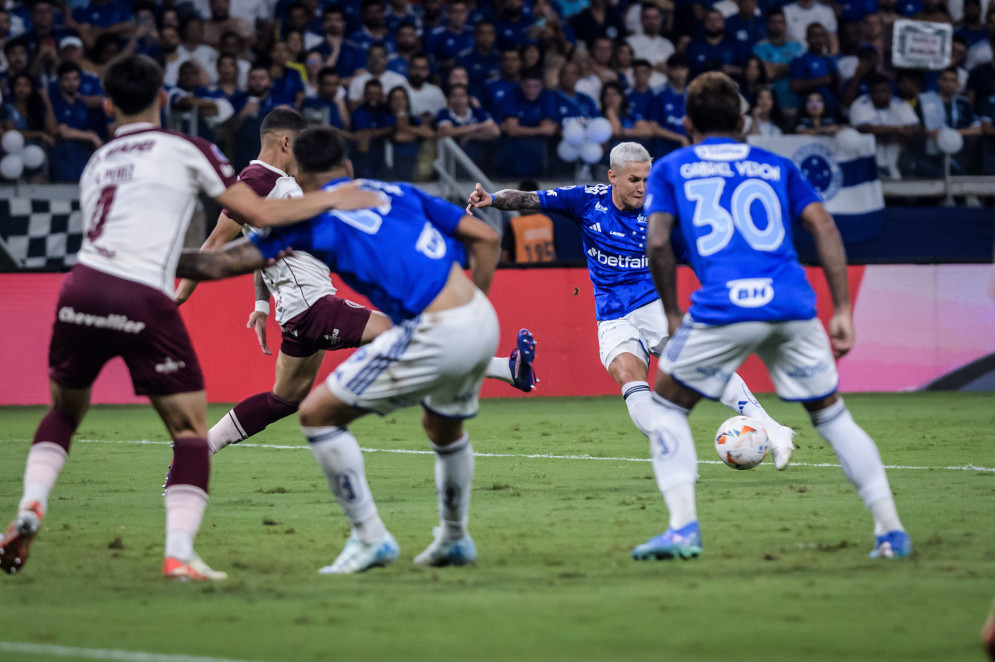 Cruzeiro é um dos clubes brasileiros que disputará título internacional, após passar do Lanús, da Argentina. O adversário na decisão da Copa Sul-Americana é o também argentino Racing Cruzeiro é um dos clubes brasileiros que disputará título internacional, após passar do Lanús, da Argentina. O adversário na decisão da Copa Sul-Americana é o também argentino Racing